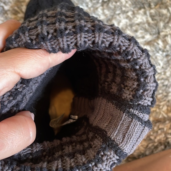 UGG Australia Women’s Leland Cable Knit with Buttons Boots size 7 - Picture 6 of 13